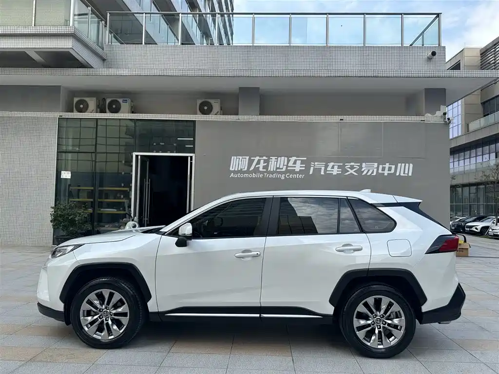 Toyota Wildlander 2022 2.0L CVT FWD Luxury PLUS Edition фото 18
