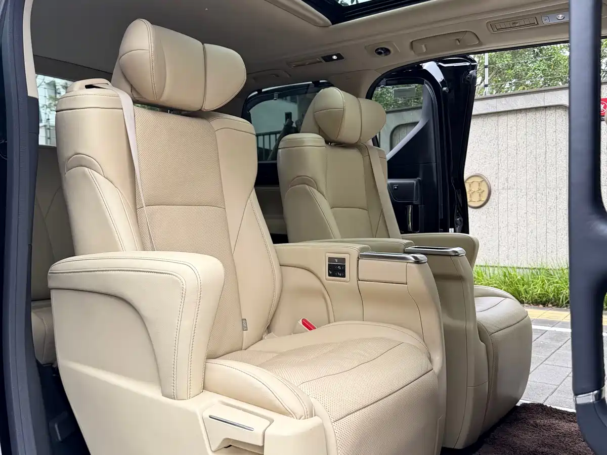 Фото 14 - Toyota Alphard
