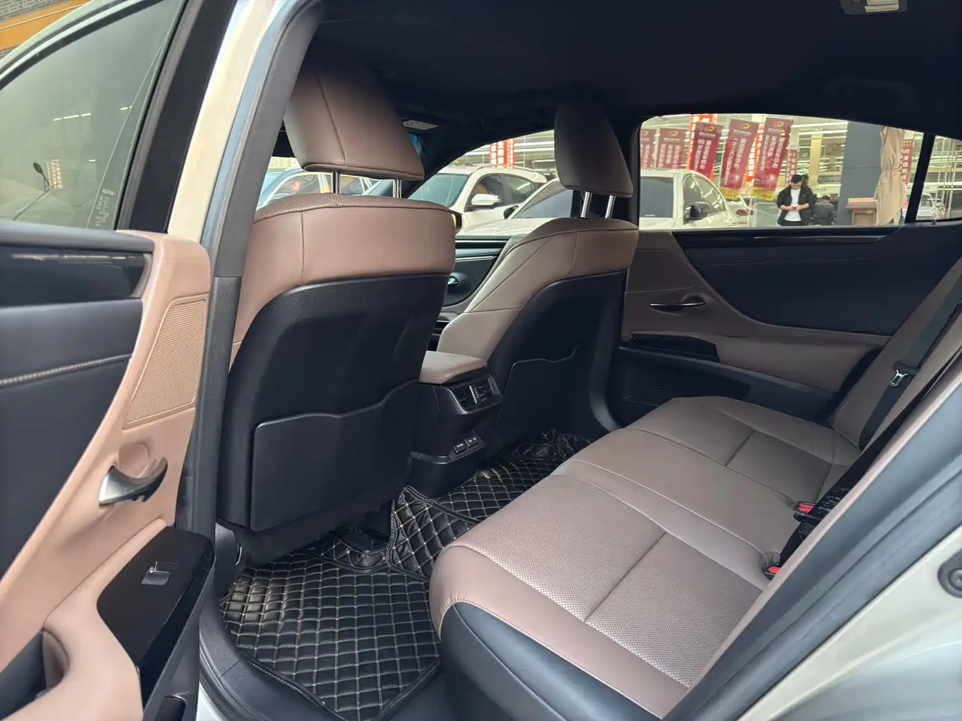 Lexus ES 2021 300h Luxury Edition фото 4