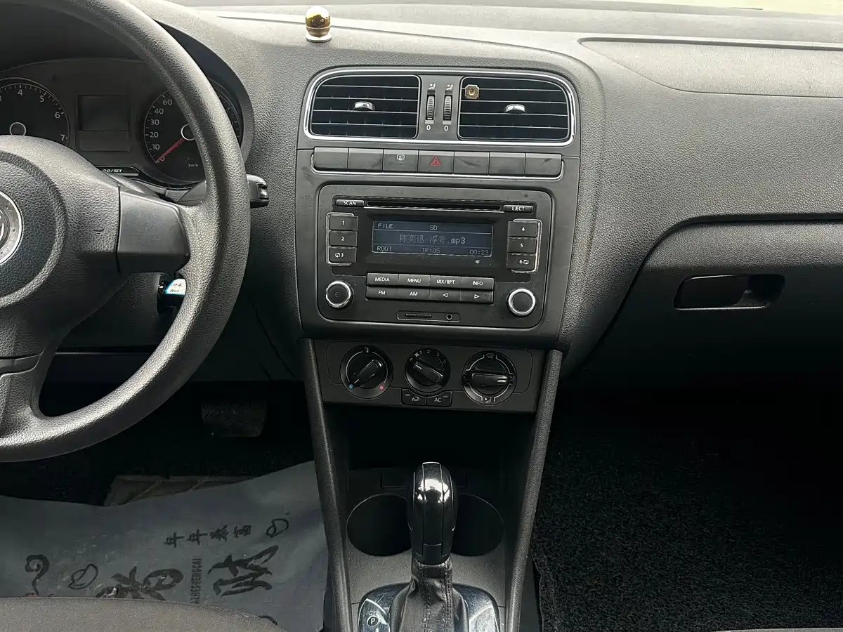 Volkswagen Polo 2011 1.6L Automatic Style Edition фото 15