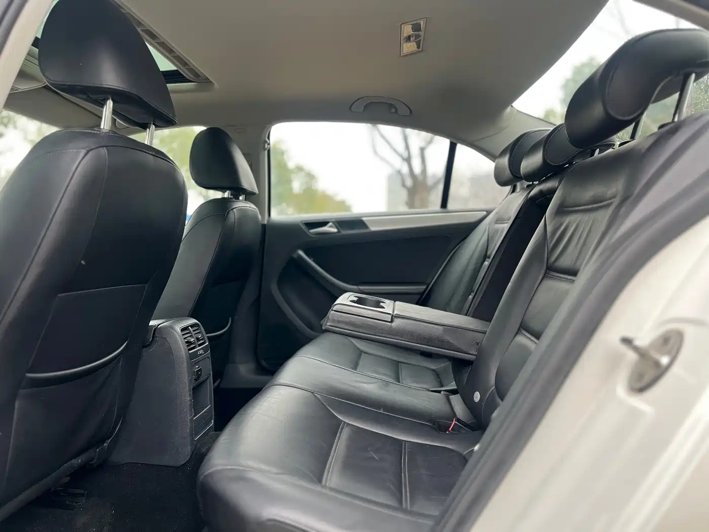 Volkswagen Sagitar 2012 1.6L Automatic Comfort Type фото 6