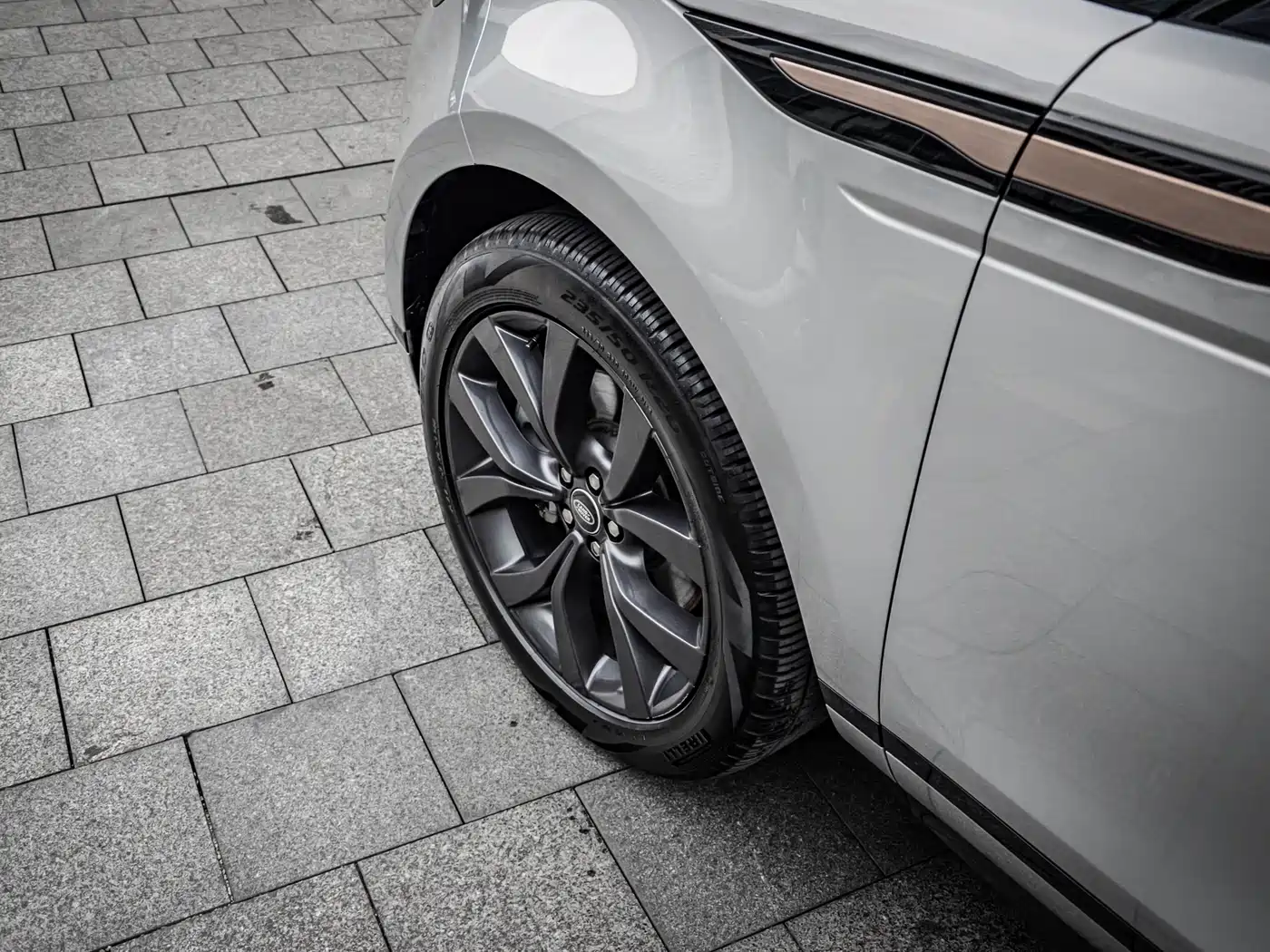Land Rover Range Rover Evoque 2023 Range Rover Evoque L 249PS Corinthian Bronze Special Edition фото 10