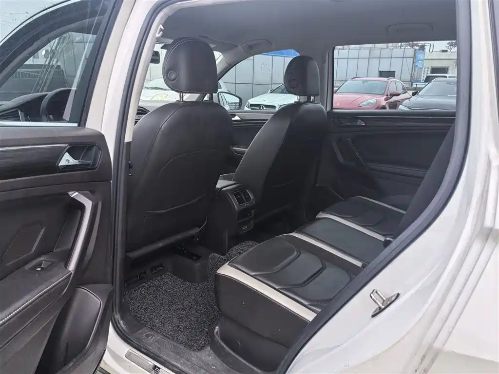 Volkswagen Tiguan L 2017 330TSI Automatic 2WD Comfort Edition фото 16