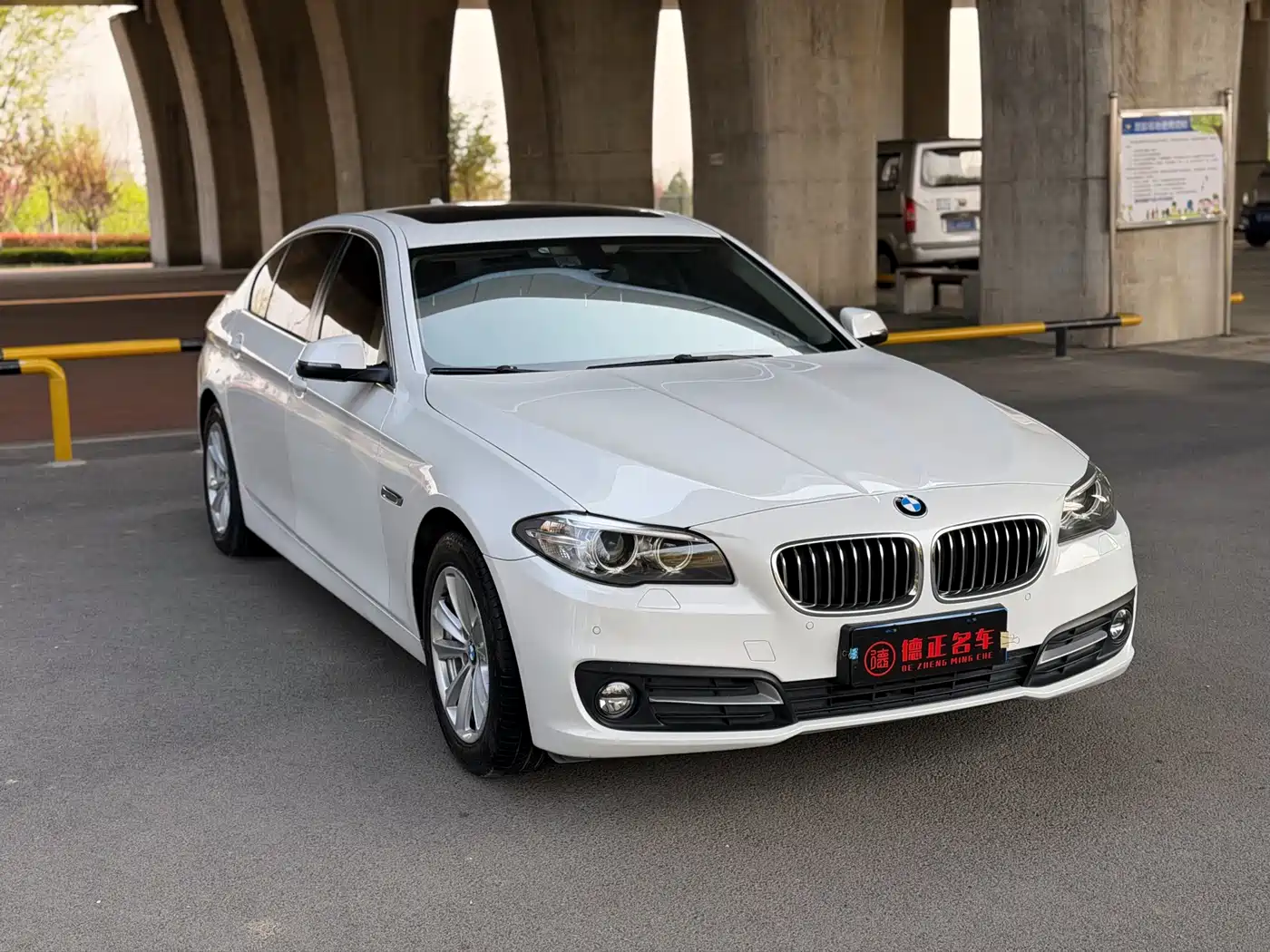 BMW 5 Series 2017 520Li Classic Edition фото 3