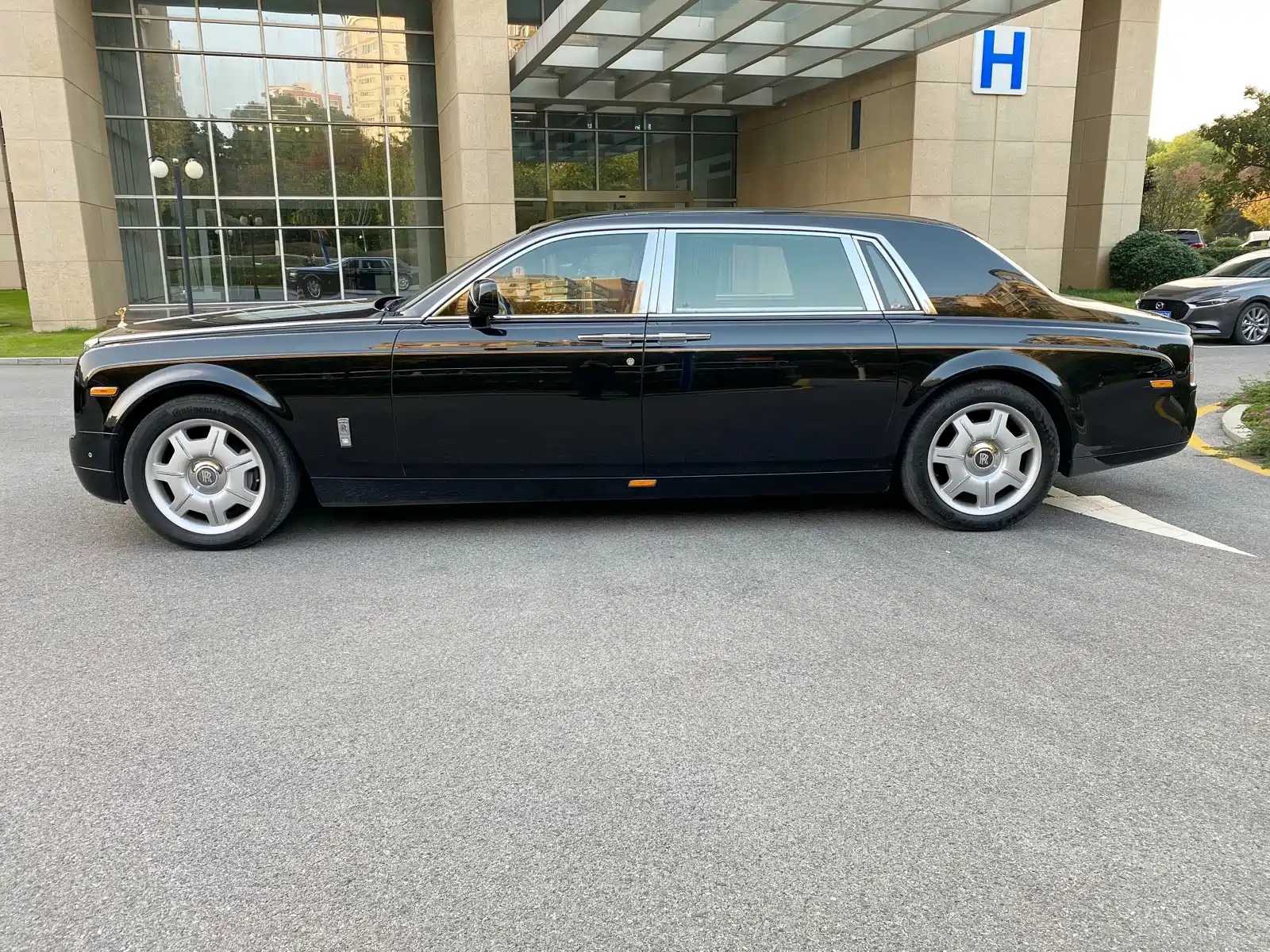 Фото 3 - Rolls-Royce Phantom