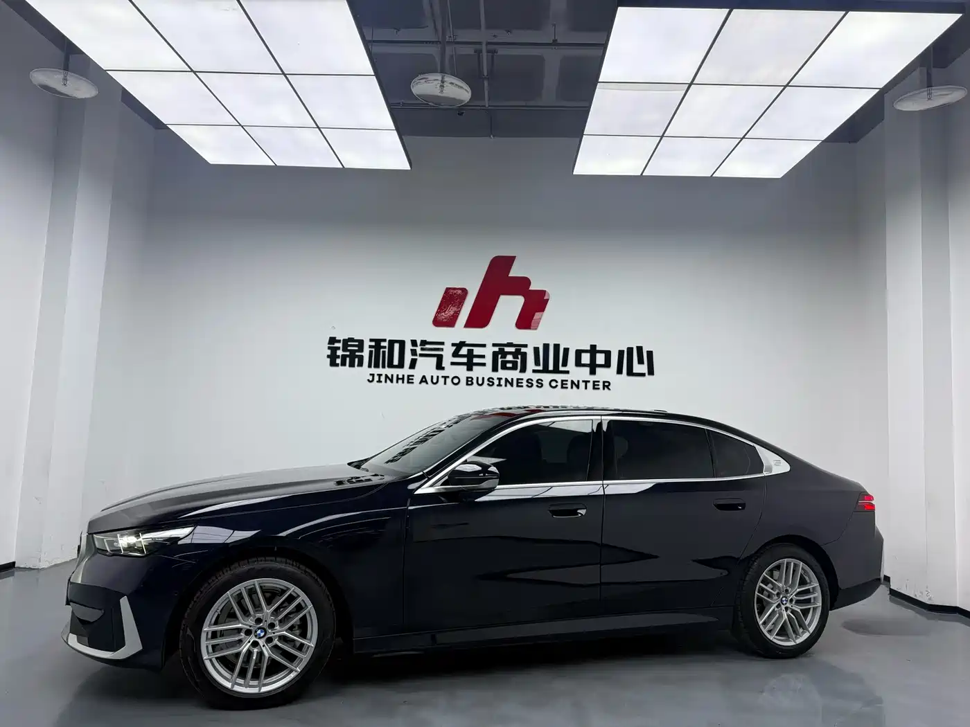 BMW 5 Series 2025 525Li Luxury Package фото 5