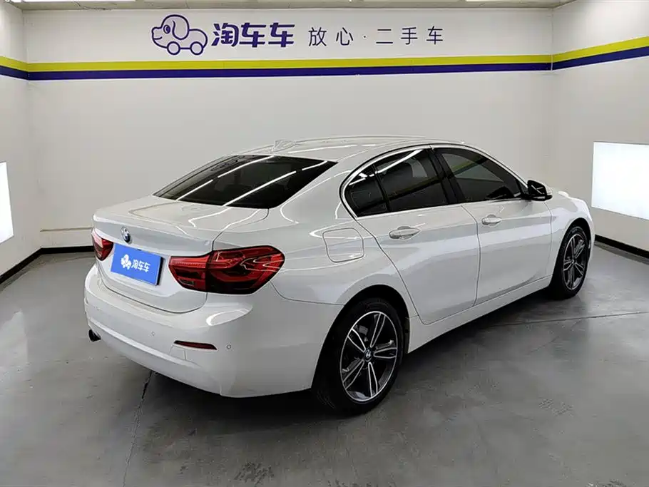 BMW 1 Series 2019 118i Fashion Edition фото 3