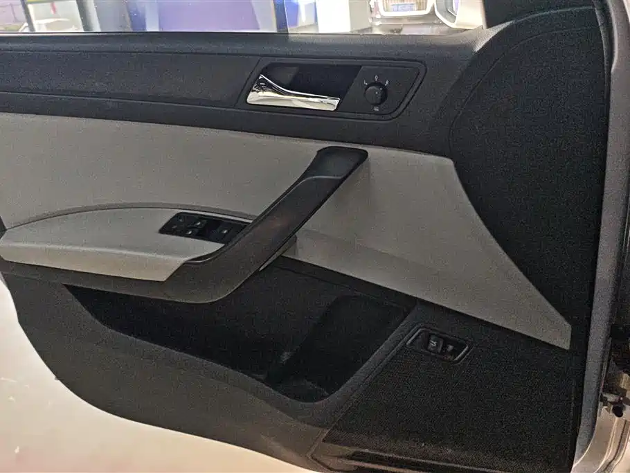Škoda Rapid 2016 1.6L Automatic Pioneer Edition фото 7