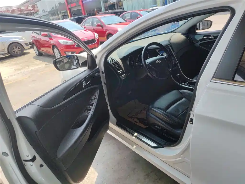 Hyundai Sonata 2015 Classic 2.0L Automatic Luxury Edition фото 16