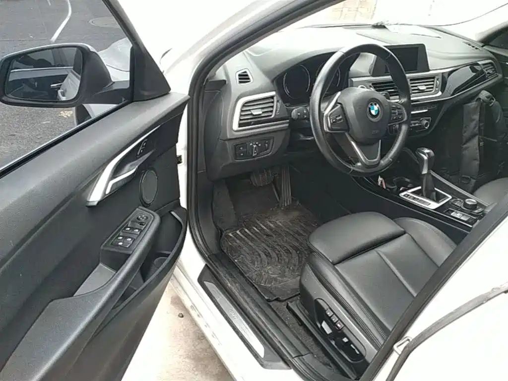 BMW 1 Series 2018 Facelift 118i Sport фото 16