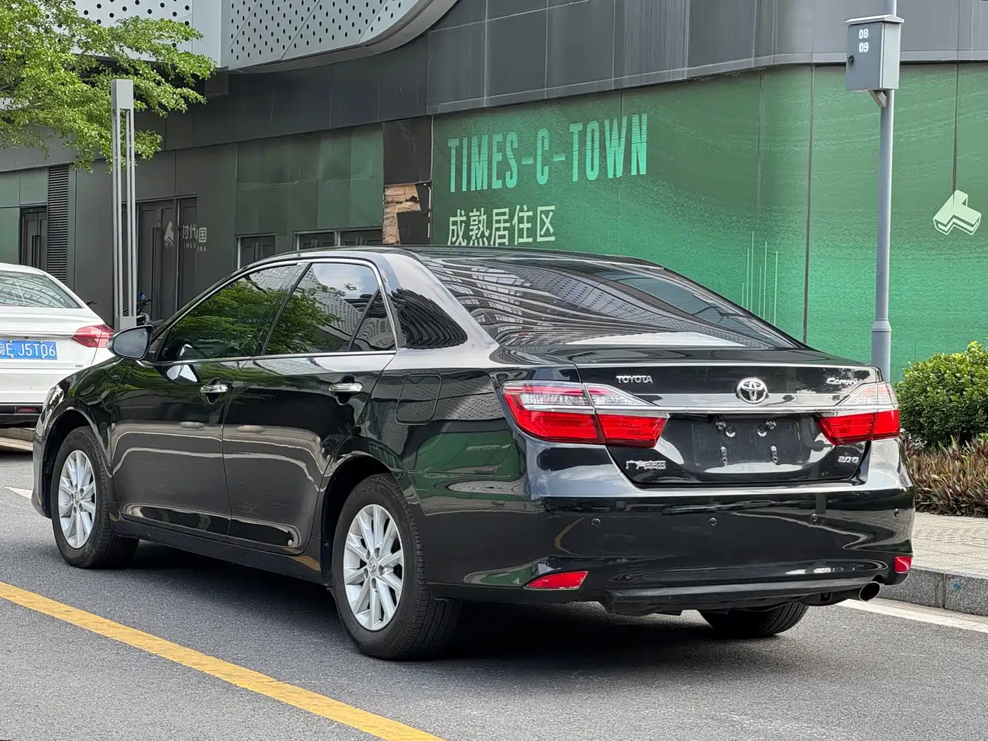 Toyota Camry 2016 2.0G 10th Anniversary Leading Edition фото 4