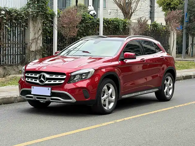 MERCEDES-BENZ GLA