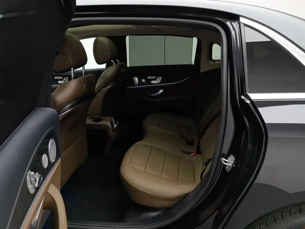 Photo 15 - Mercedes-Benz E-Class