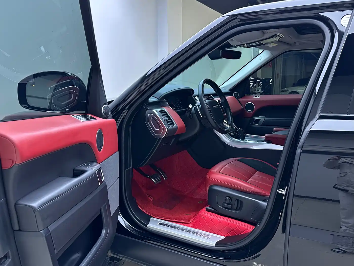 Land Rover Range Rover Sport 2021 3.0 L6 Gloss Black Edition фото 12