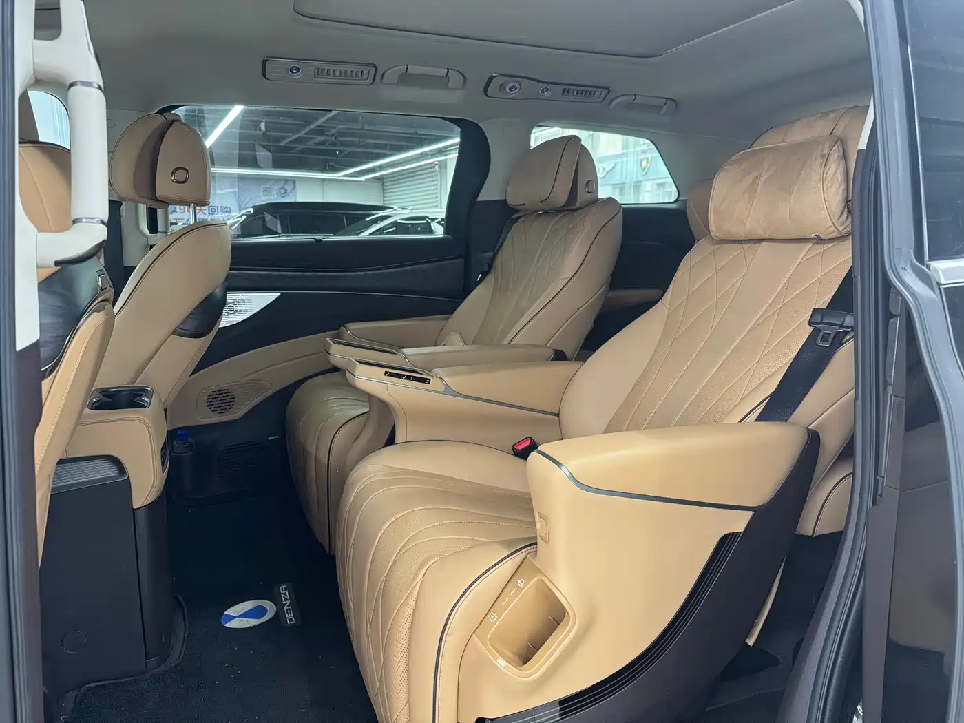 Denza D9 2026 2024 DM-i 980 AWD Premium