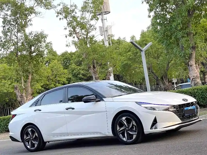 Hyundai Elantra 2021 1.5L CVT GLX Elite Edition фото 3