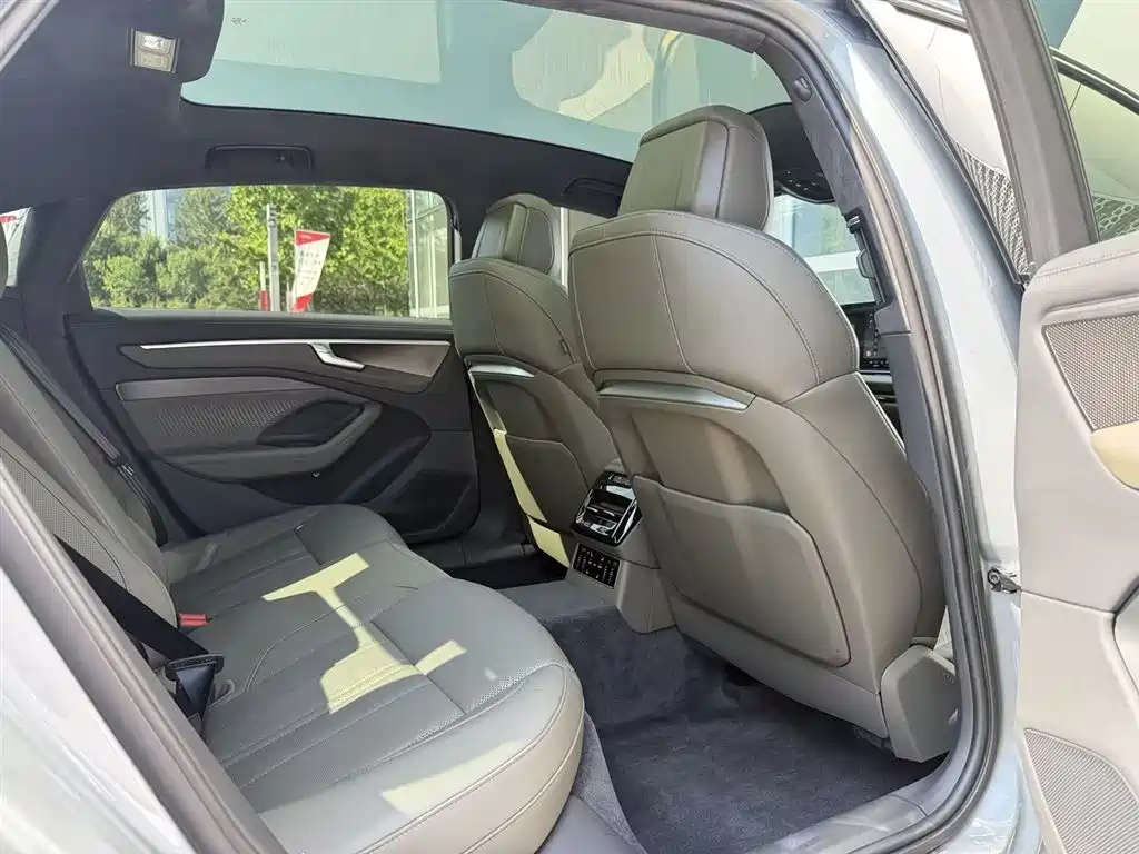 Photo 10 - Audi A6L
