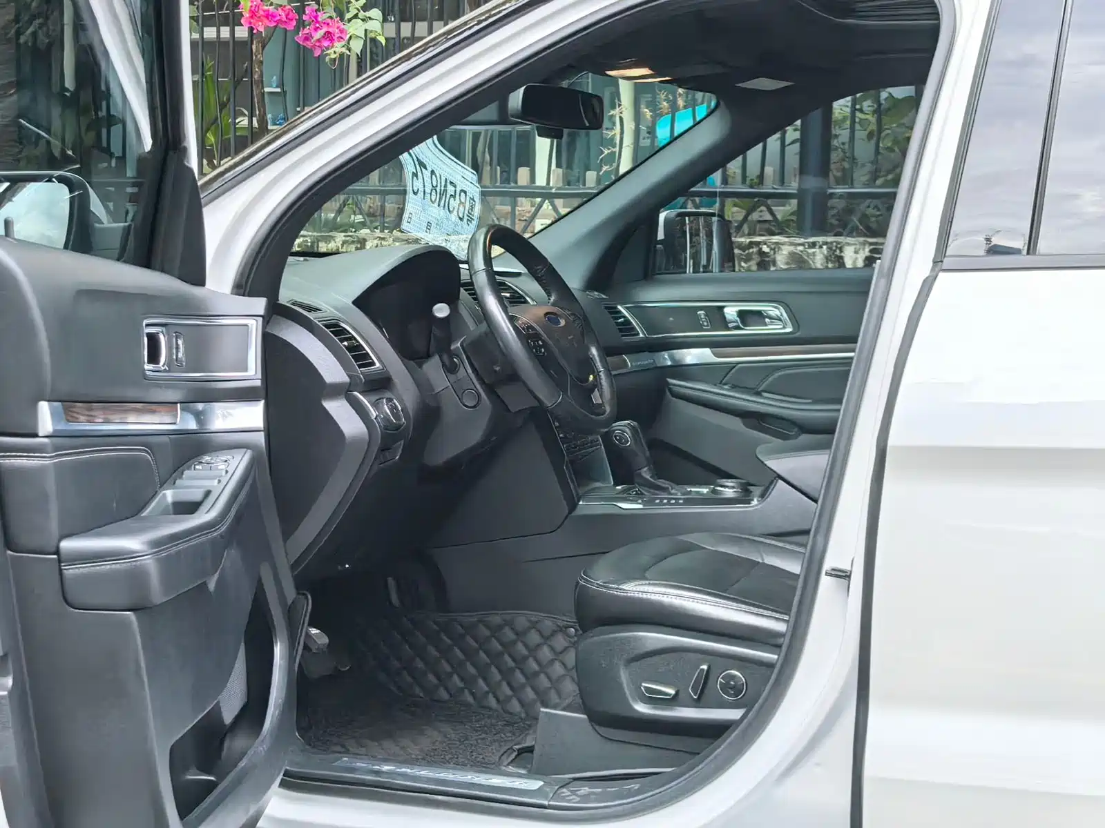 Photo 17 - Ford Explorer (Import)