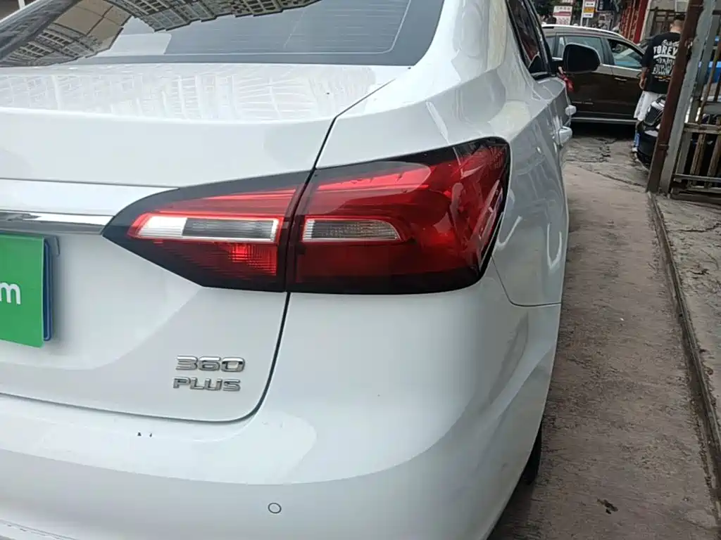Фото 8 - Roewe 360