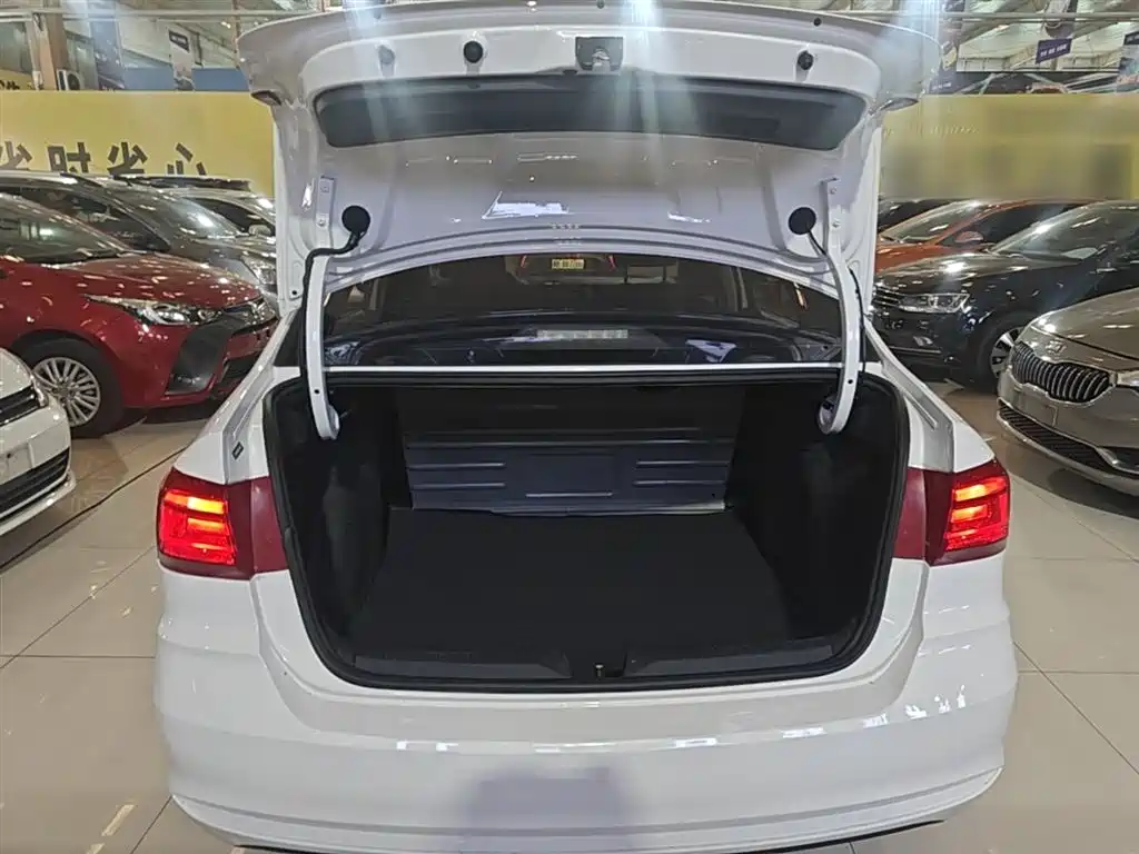 VOLKSWAGEN SANTANA