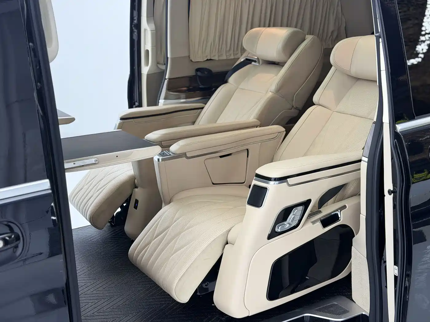 Mercedes-Benz V-Class 2021 V 260 L Long Wheelbase Premium Edition фото 8