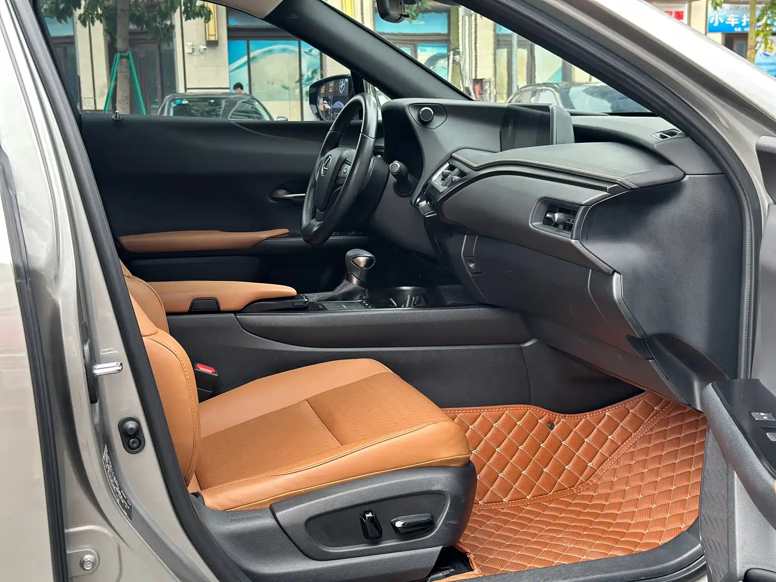 Фото 7 - Lexus UX