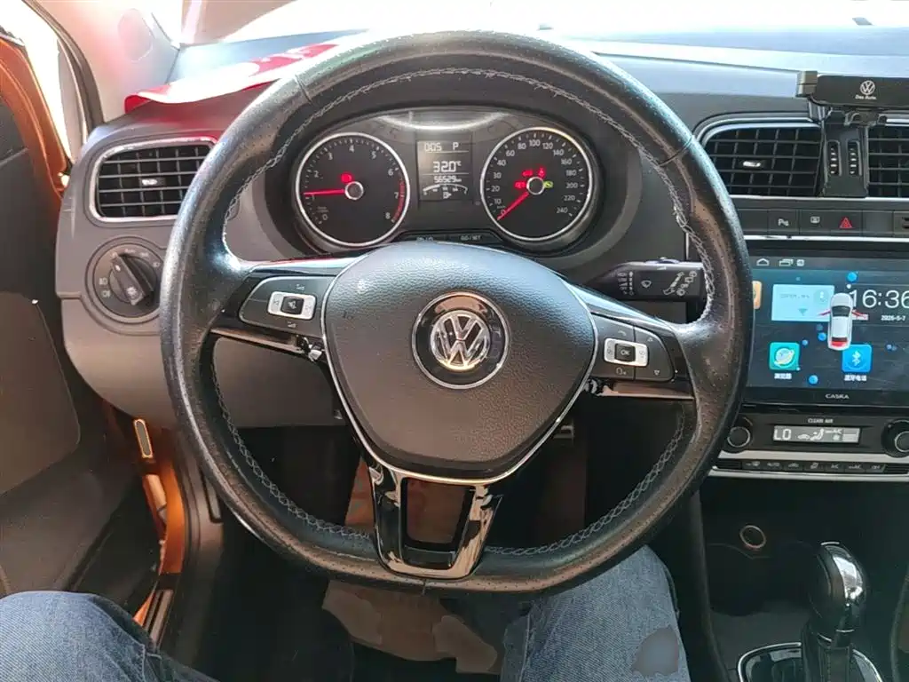 Volkswagen Polo 2016 1.6L Cross Polo Automatic фото 11