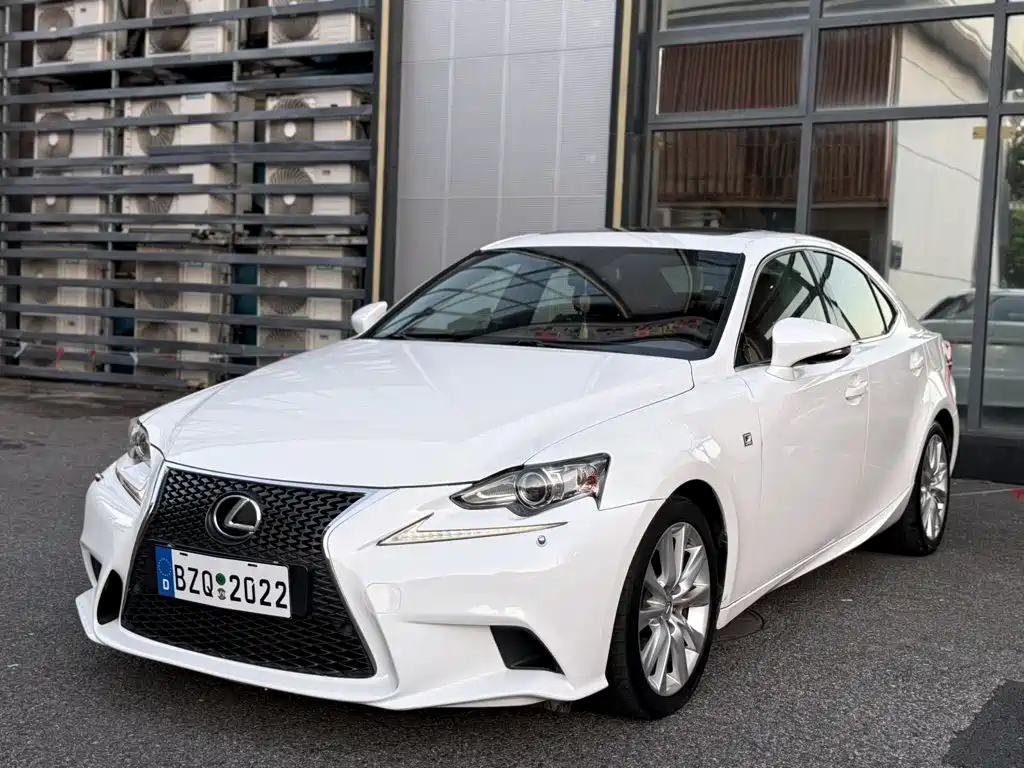 Фото 2 - Lexus IS