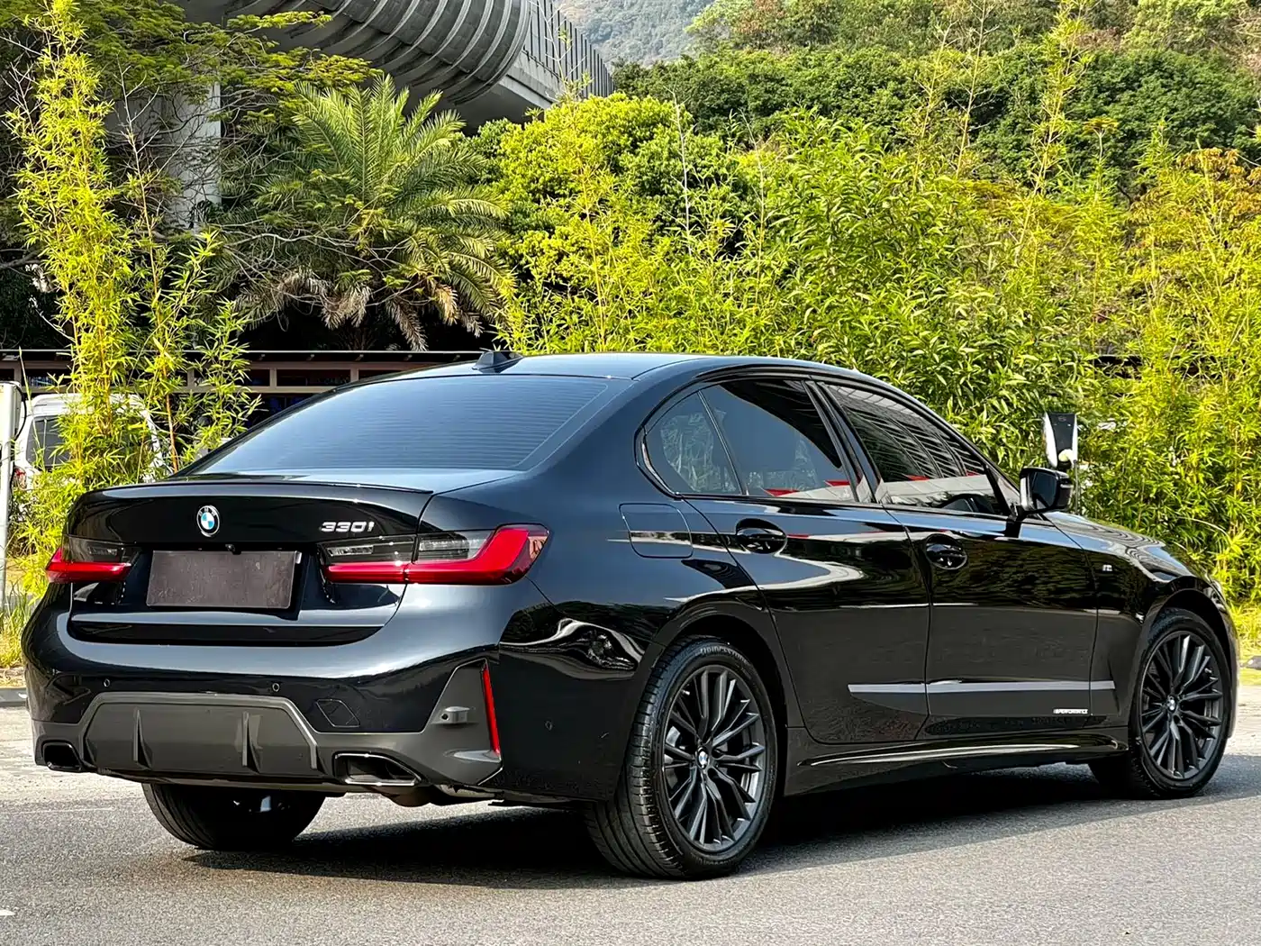 BMW 3 Series 2024 330i M Sport Shadowline Package фото 3