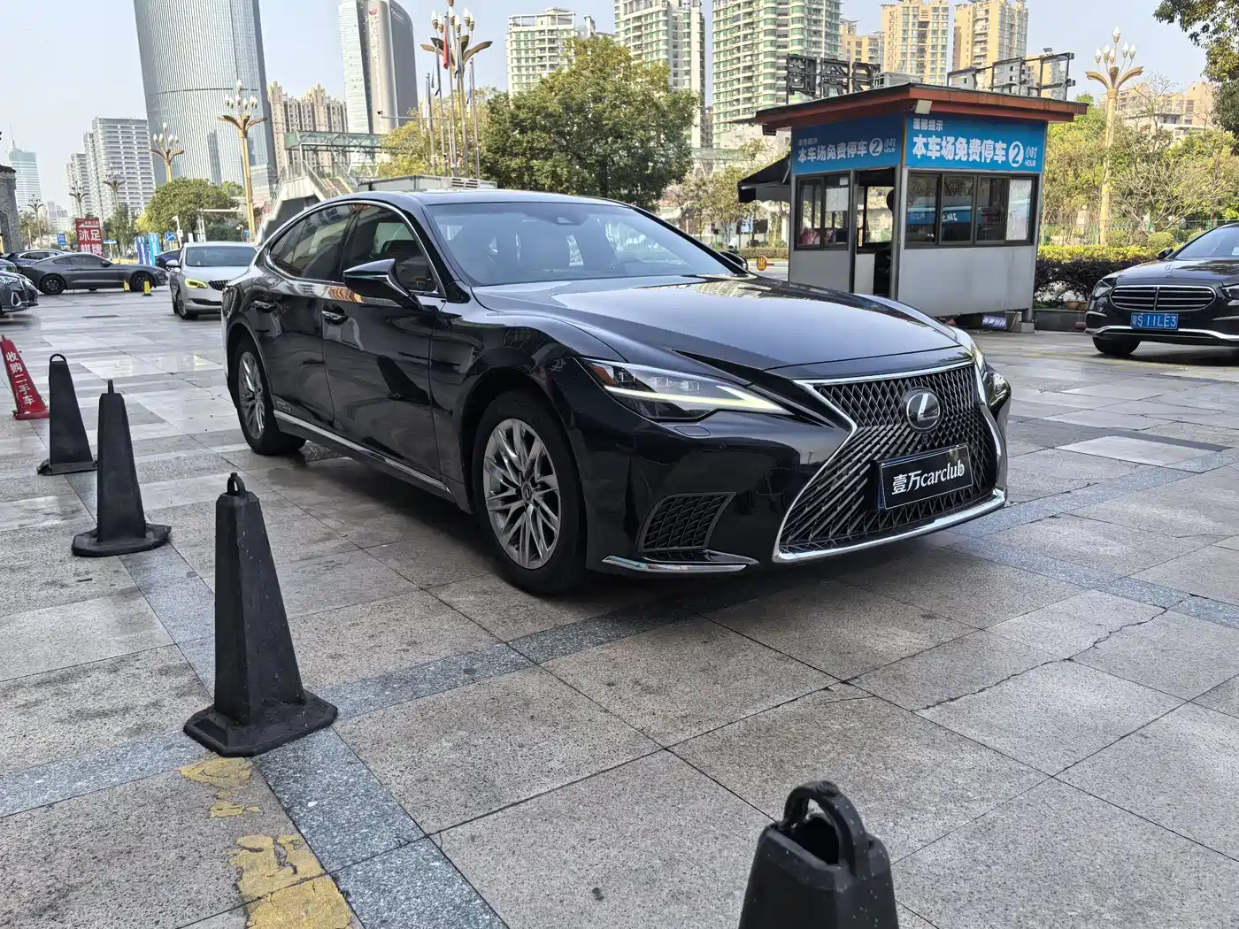 Фото 3 - Lexus LS