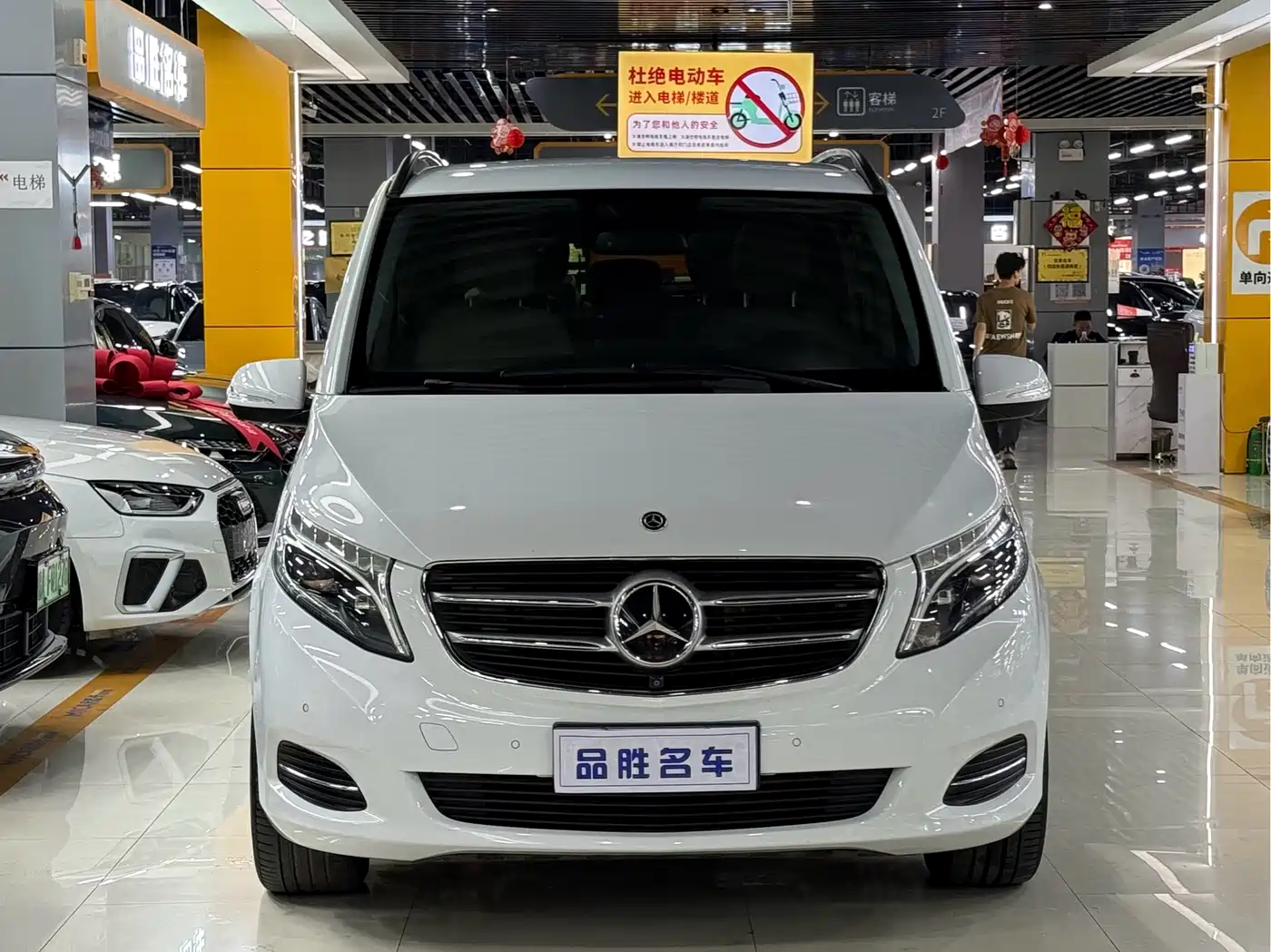 Mercedes-Benz V-Class 2017 Model V 260 L Premium Extended Edition фото 2