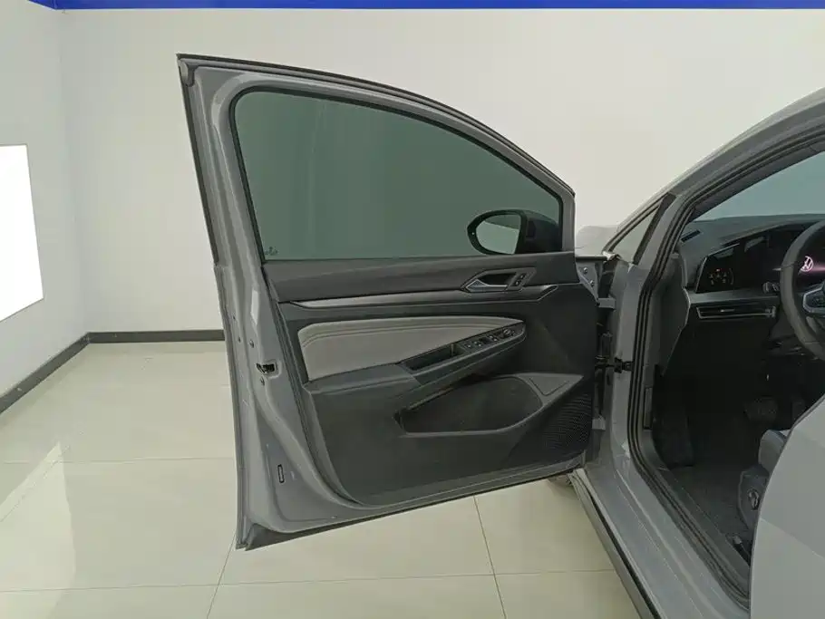Volkswagen Golf 2026 2025 300TSI R-Line