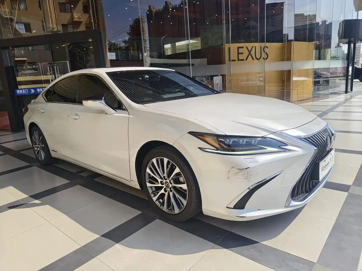 Фото 14 - Lexus ES