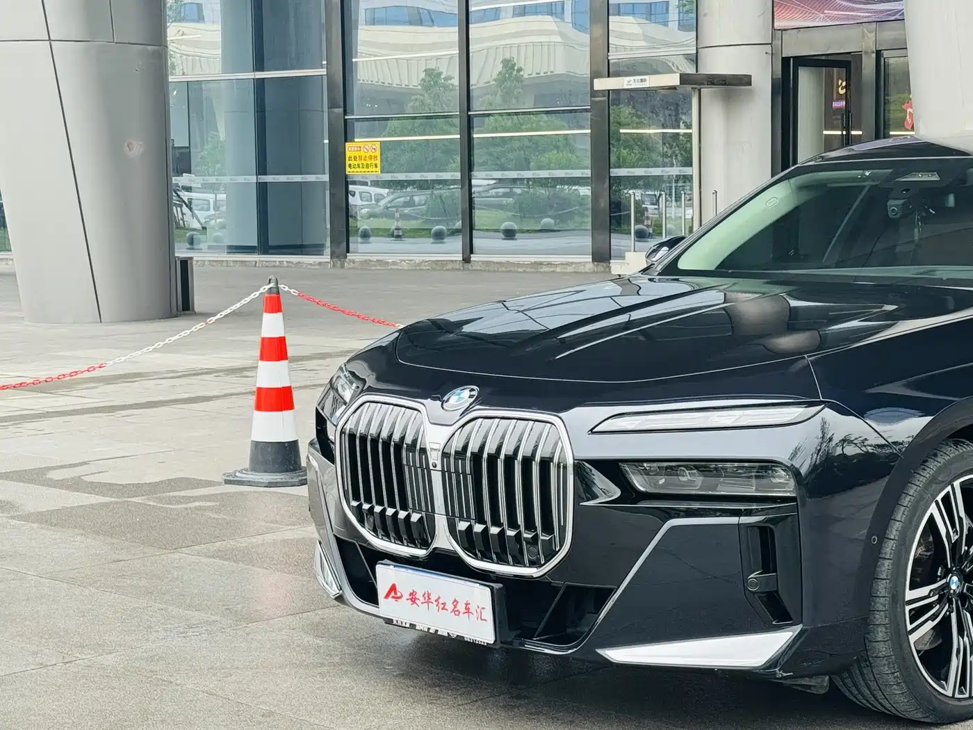 BMW 7 Series 2023 Model 740Li Leading M Sport Package фото 6