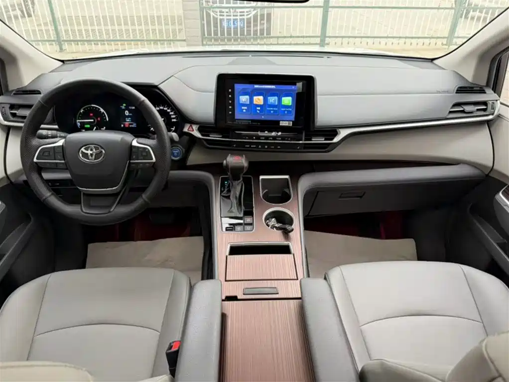 Toyota Granvia 2023 2.5L Hybrid Comfort Edition фото 14