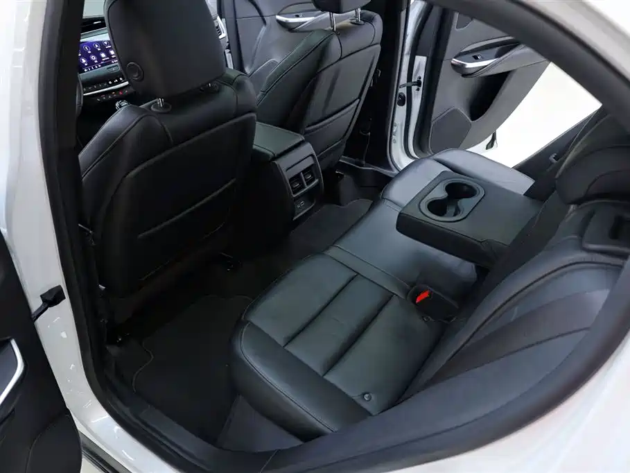 Фото 32 - Cadillac XT4