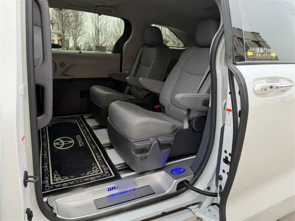 Toyota Granvia 2023 2.5L Hybrid Comfort Edition фото 18