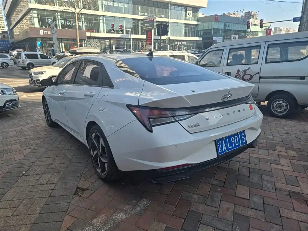 HYUNDAI ELANTRA
