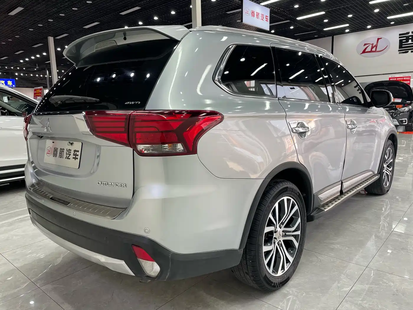 MITSUBISHI OUTLANDER