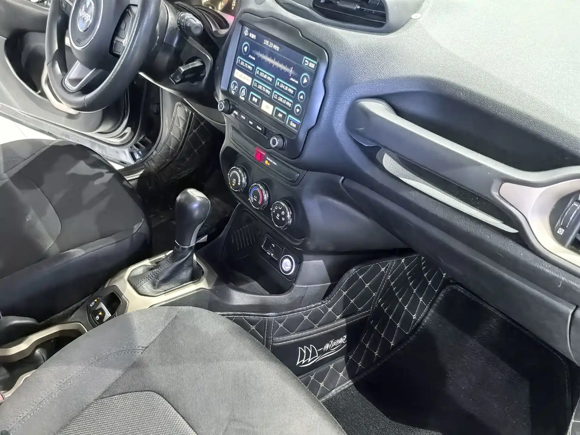 Photo 7 - Jeep Renegade