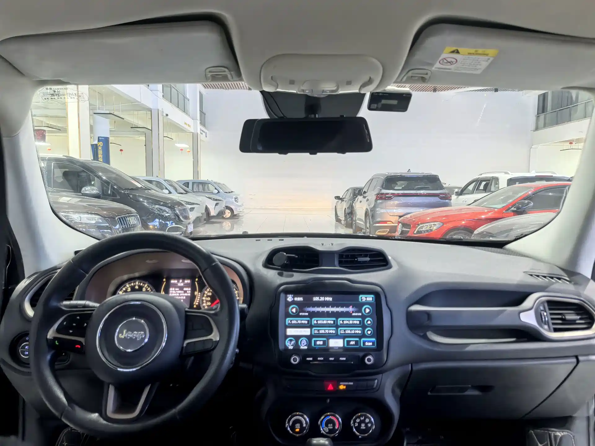 Photo 10 - Jeep Renegade