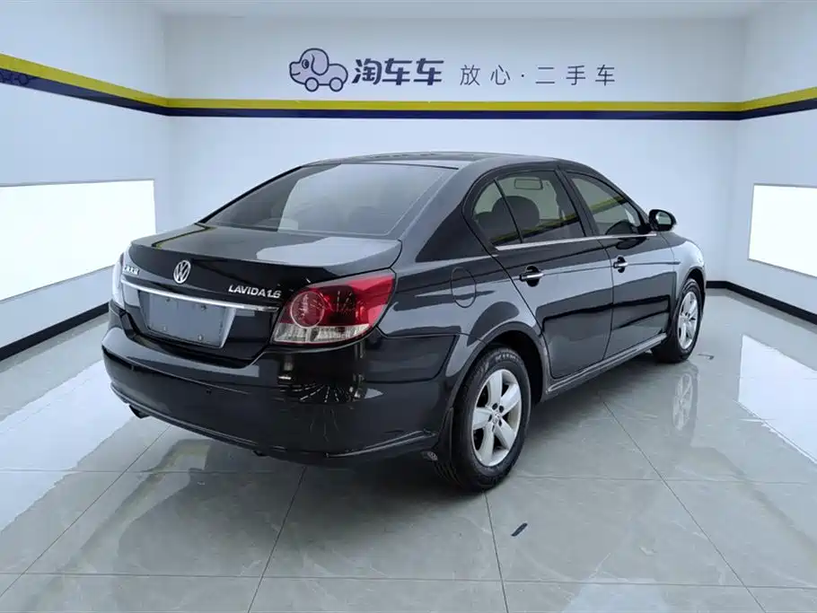 Volkswagen Lavida 2011 1.6L Manual Elegance Edition фото 3
