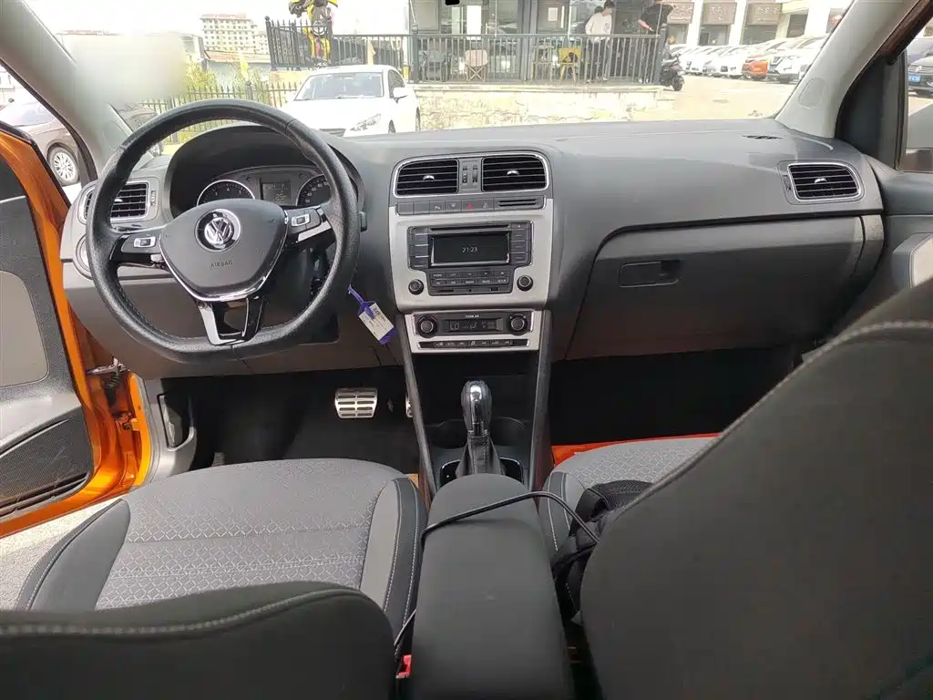 Volkswagen Polo 2016 1.6L Cross Polo Automatic фото 10
