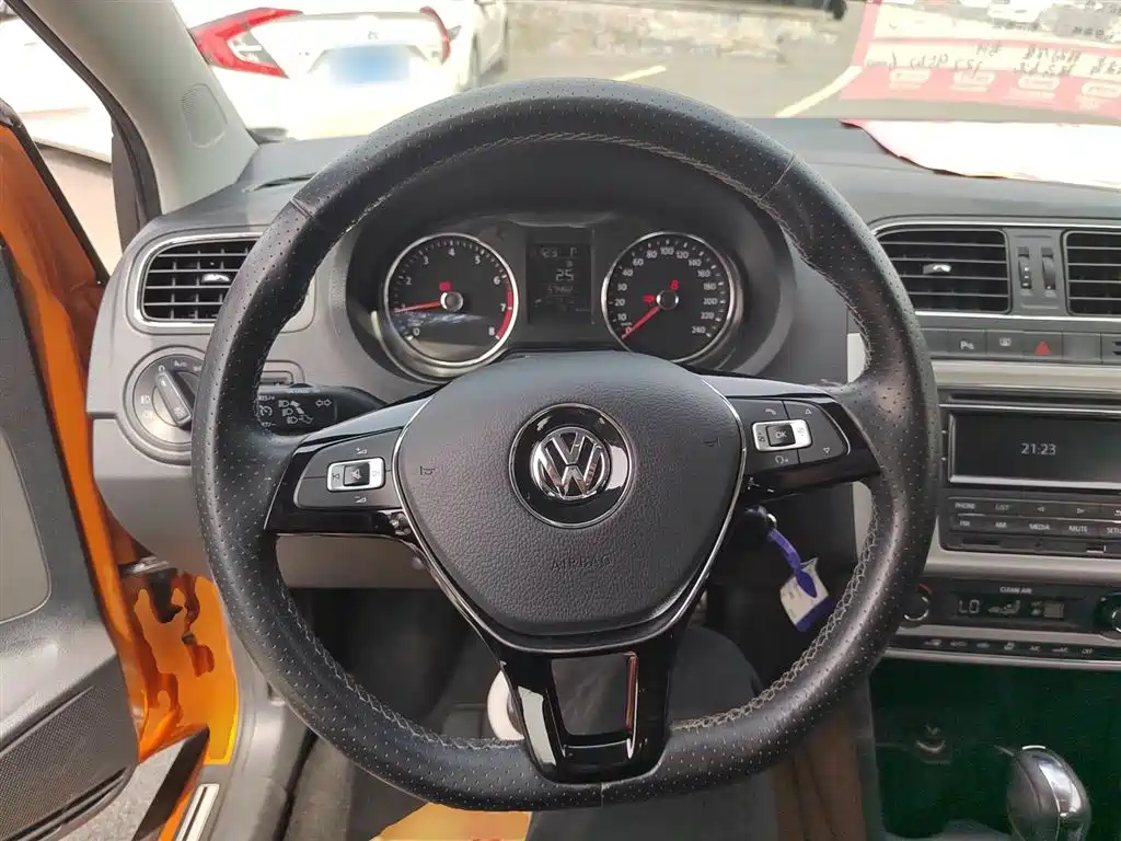 Volkswagen Polo 2016 1.6L Cross Polo Automatic фото 11