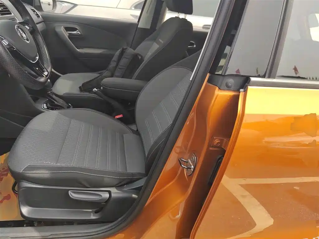 Volkswagen Polo 2016 1.6L Cross Polo Automatic фото 15
