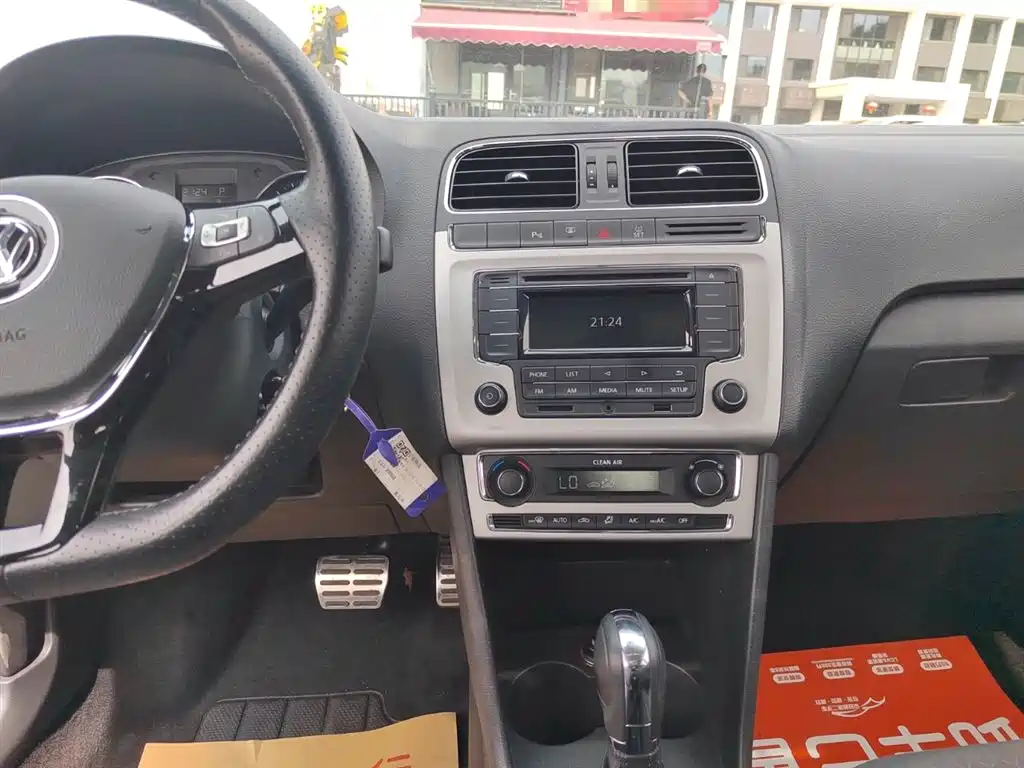 Volkswagen Polo 2016 1.6L Cross Polo Automatic фото 13