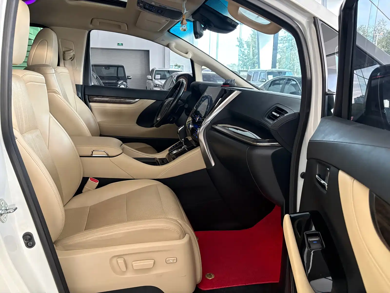 Фото 19 - Toyota Vellfire