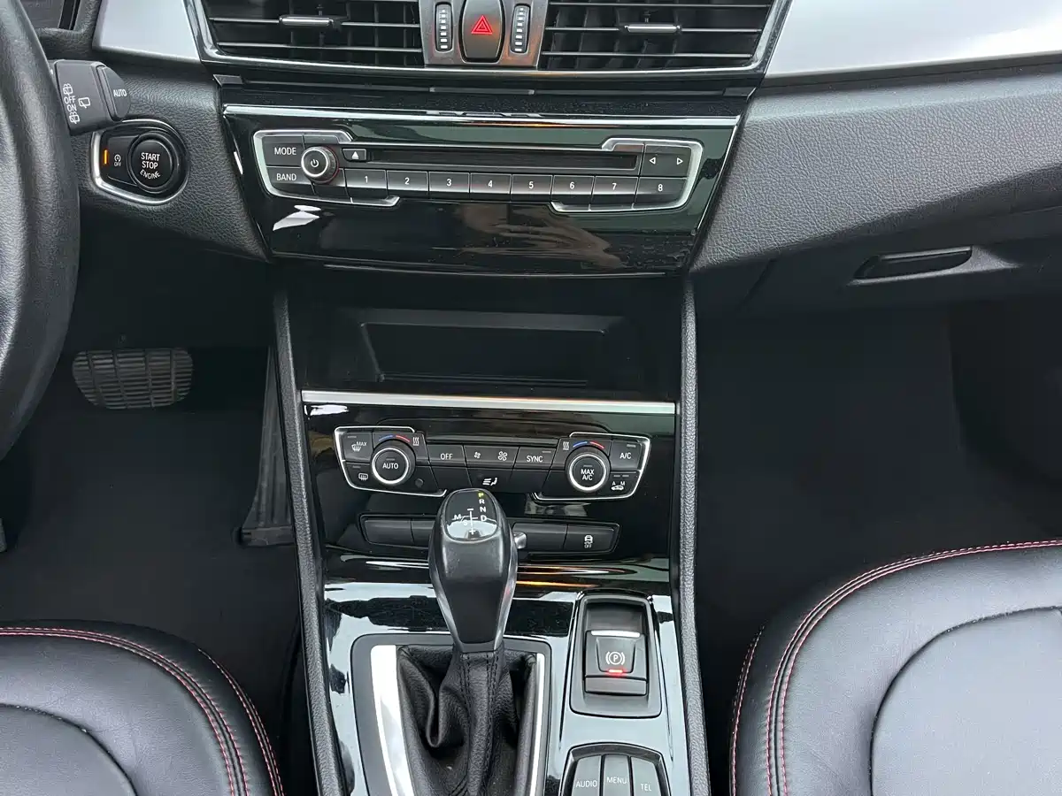 BMW 2 Series Touring 2016 218i Leading фото 25