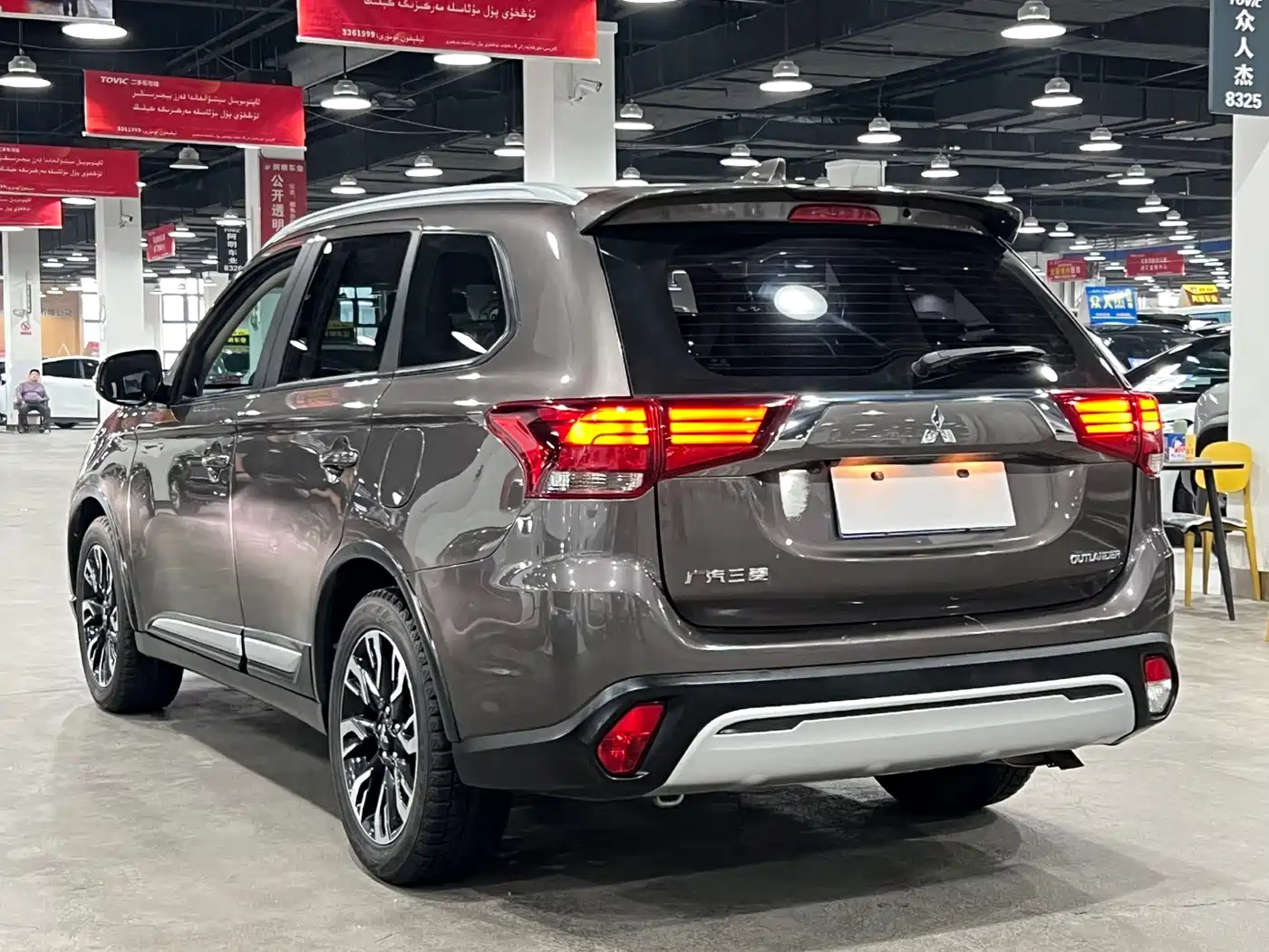 Mitsubishi Outlander 2020 2.0L 2WD Premium 5-seater фото 6