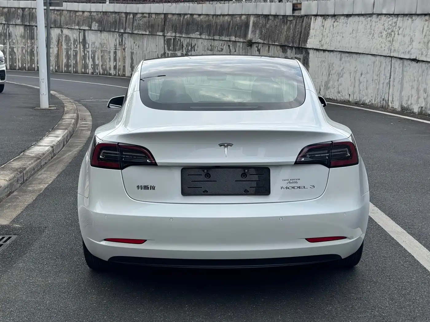 TESLA MODEL 3